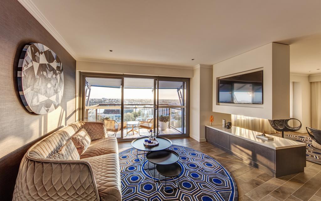 เดอะ สตาร์ แกรนด์ โฮเต็ล แอนด์ เรสซิเดนซ์ ซิดนีย์ Hotel ภายนอก รูปภาพ The living room of a two-bedroom apartment at The Ivy Collection