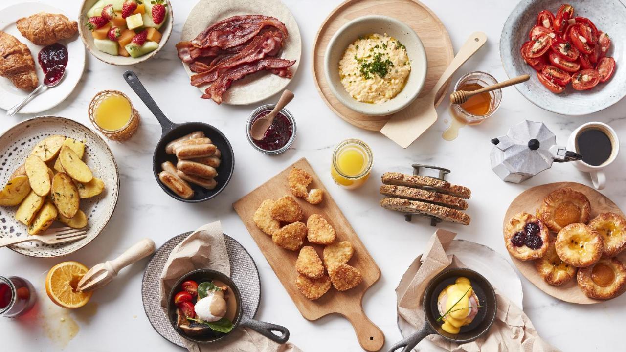 เดอะ สตาร์ แกรนด์ โฮเต็ล แอนด์ เรสซิเดนซ์ ซิดนีย์ Hotel ภายนอก รูปภาพ A selection of breakfast items